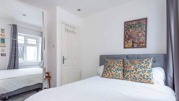 2 bedrooms, iron/ironing board, Internet, bed sheets