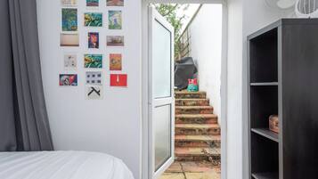 2 bedrooms, iron/ironing board, Internet, bed sheets