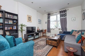 TV, offices - 2-Bed Apartment Steps from Muswell Hill (Greater London)