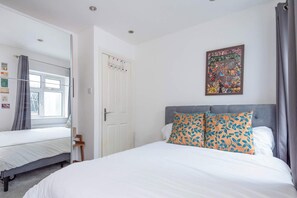 2 bedrooms, iron/ironing board, Internet, bed sheets - 2-Bed Apartment Steps from Muswell Hill (Greater London)