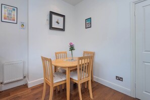 Dining - 2-Bed Apartment Steps from Muswell Hill (Greater London)