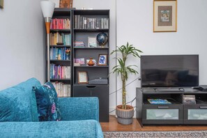 TV, offices - 2-Bed Apartment Steps from Muswell Hill (Greater London)