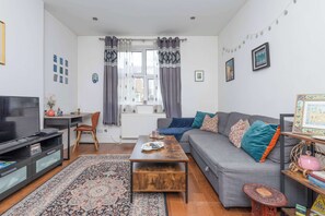 TV, offices - 2-Bed Apartment Steps from Muswell Hill (Greater London)