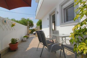 Outdoor dining - Haraki Beauty Apartment (Rhodes)