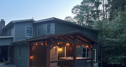 Charming 5-bedroom cabin with Hot tub + Pickle-ball court