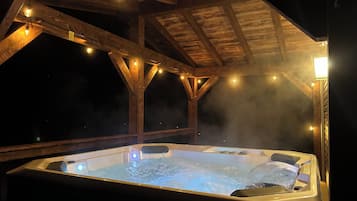 Tina de hidromasaje al aire libre