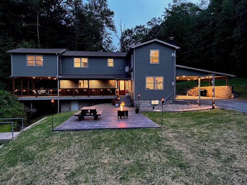 Charming 5-bedroom cabin with Hot tub + Pickle-ball court