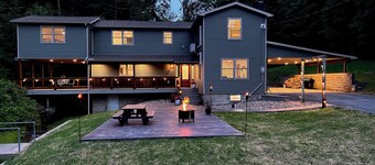 Charming 5-bedroom cabin with Hot tub + Pickle-ball court