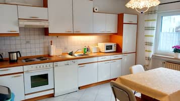 Kühlschrank, Mikrowelle, Ofen, Geschirrspüler