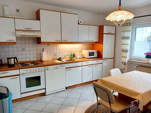 Kjøleskap, mikrobølgeovn, ovn og oppvaskmaskin