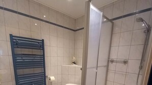 A modern bathroom with a shower, toilet, and sink. - For companies only! Comfortable apartment for fitters near Gießen with own entrance. (Reiskirchen)