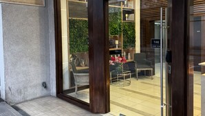 A modern hotel entrance with a glass door, a welcome mat, and a number sign '624'. - NR APART TOCORNAL (Santiago)