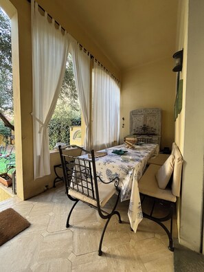 Dining - Artemare guesthouse right in front of the promenade and the beach (Viareggio)