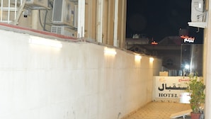 Entrada de hotel con piso de baldosas y un cartel con el nombre del hotel.