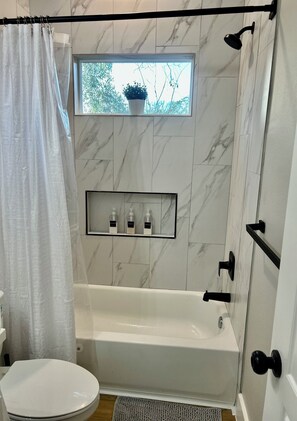 Haartrockner, Handtücher, Seife, Toilettenpapier