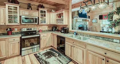 FALL SAVINGS! Amazing 4BR Cabin -HT, Fire Pit & Game Room-10 Mins from PF