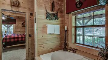 4 dormitorios, tabla de planchar con plancha, cuna de viaje