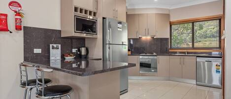 Refrigerador, microondas, horno, placa de cocina