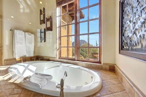 Douche, séchoir à cheveux, serviettes fournies, shampooing