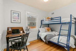 3 Schlafzimmer, Schreibtisch, Bügeleisen/Bügelbrett, Reisekinderbett