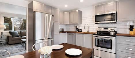Refrigerador, microondas, horno, placa de cocina