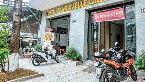 Entrada de un hotel con un letrero que dice 'HOTEL CARAVELLE CAN THO 2'.