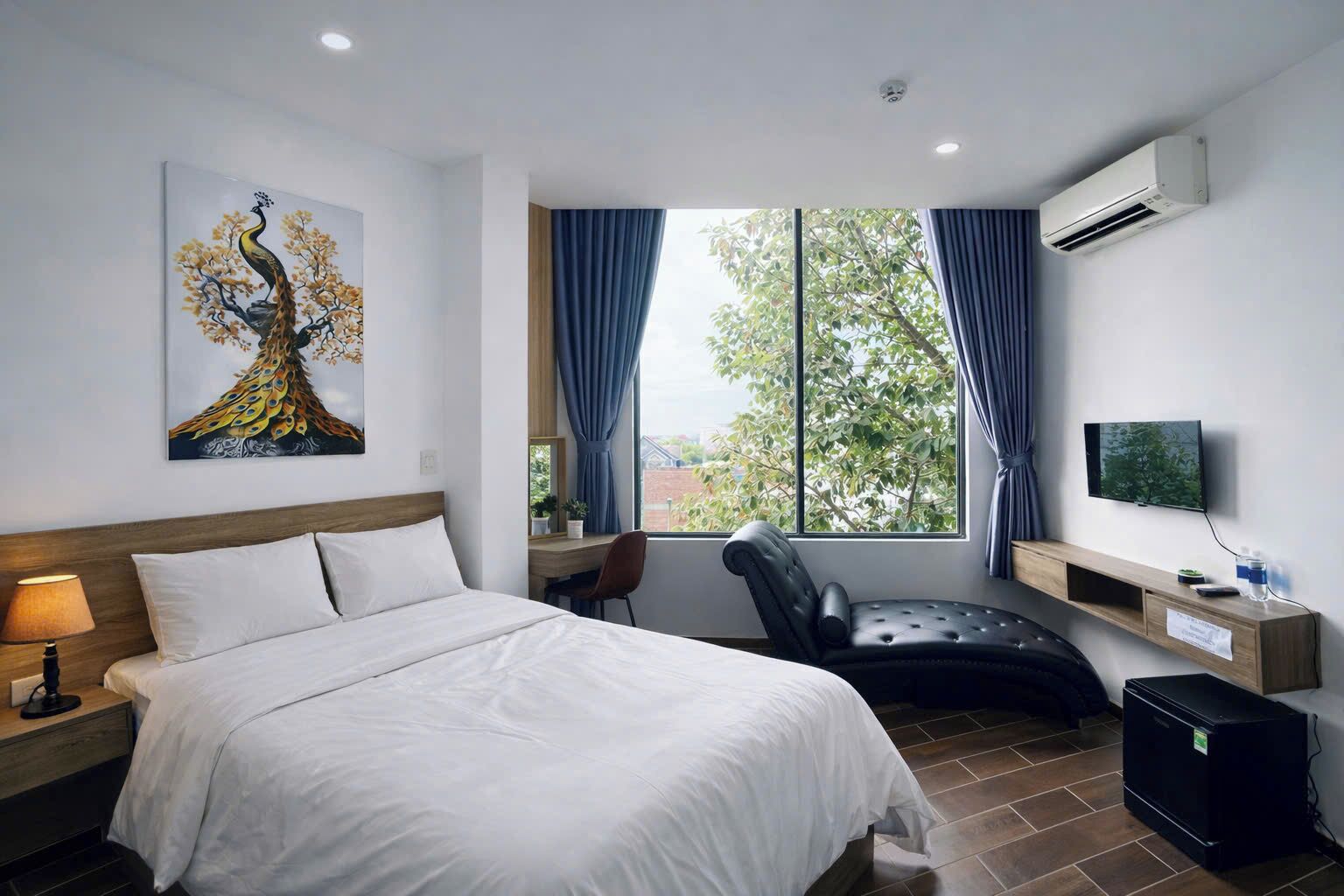 Phòng đôi Deluxe | Bộ đồ giường cao cấp, chăn bông, nệm Select Comfort, bàn 