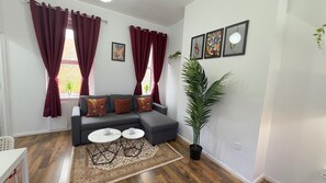 Living area - 1-bed Apartment, Sleeps 6, in the City Center (Birmingham)