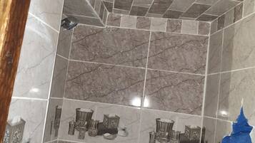 Dusj, hårføner, bidé og håndklær