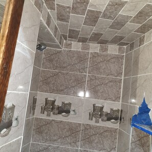 Douche, sèche-cheveux, bidet, serviettes fournies