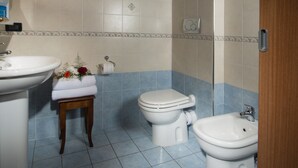 A bathroom with a sink, toilet, bidet, and a small stool with a towel. - A few km from Siena Dietro le Mura vacation home in Colle Val d'Elsa (Colle di Val d'Elsa)