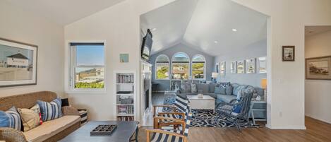 Smart TV, caminetto, lettore DVD, libri