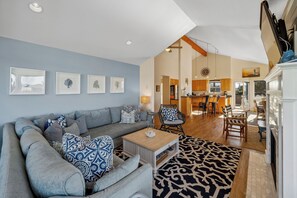 Smart-TV, Kamin, DVD-Player, Bücher