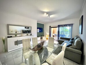 Khu vực ăn uống tại phòng