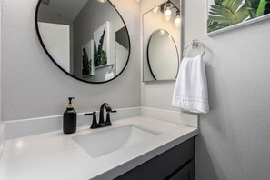Serviettes fournies, savon, papier de toilette