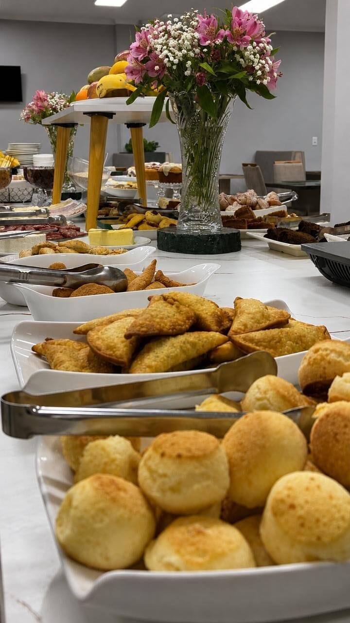 Een buffet met diverse gerechten en een bloemstuk.