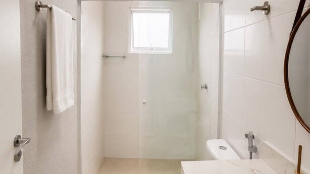 Un bagno moderno con doccia, WC e lavabo.