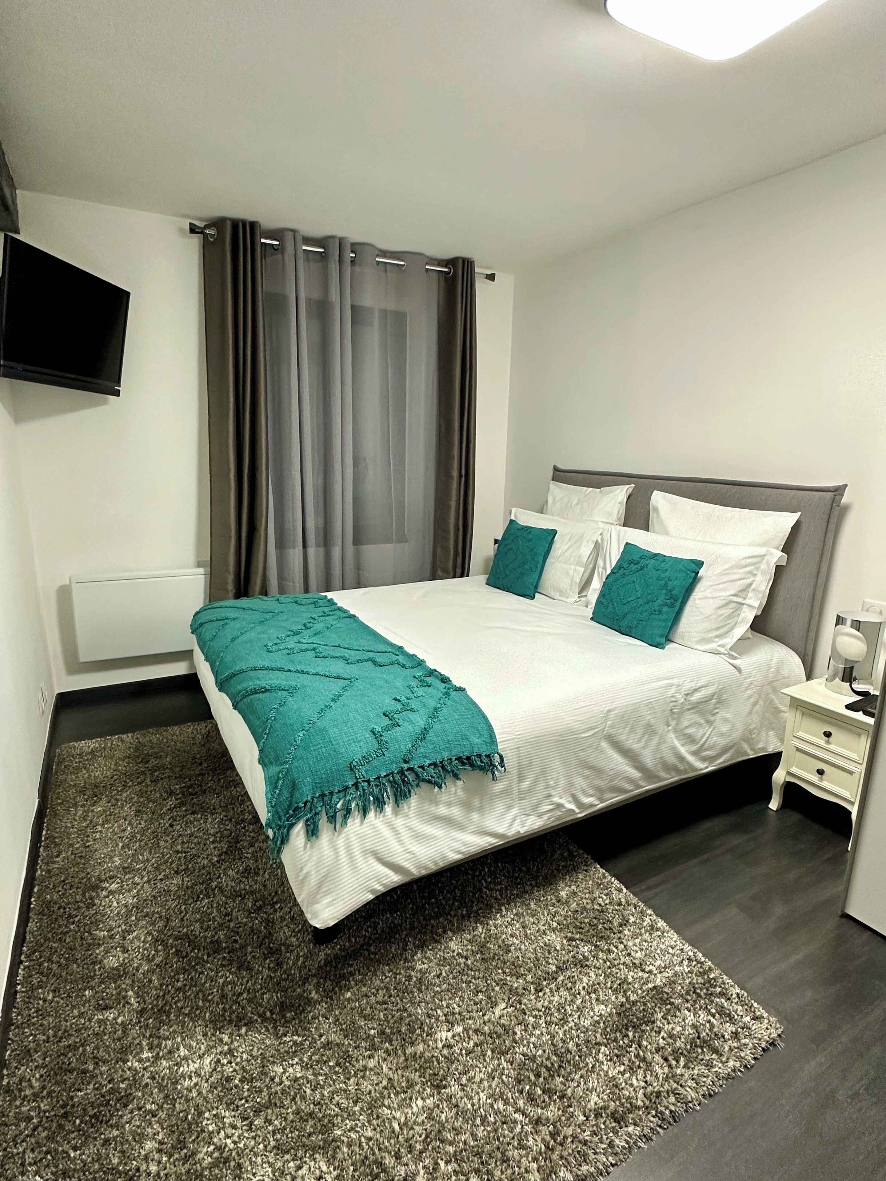 2 bedrooms, iron/ironing board, travel cot, WiFi