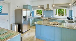 ثلاجة، ميكروويف، فرن، موقد طهي مسطح