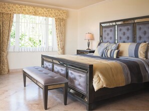 8 habitaciones, tabla de planchar con plancha, wifi y ropa de cama 