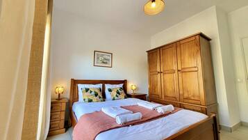 1 bedroom, bed sheets