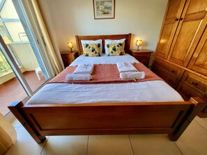 1 bedroom, bed sheets