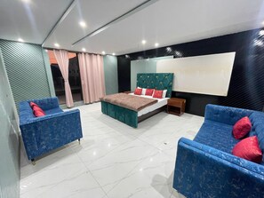 9 bedrooms, iron/ironing board, WiFi, bed sheets