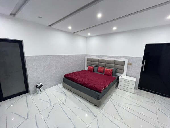 9 bedrooms, iron/ironing board, WiFi, bed sheets