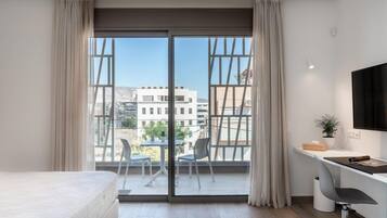 2 dormitorios, tabla de planchar con plancha, cuna de viaje