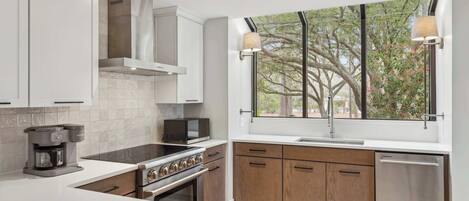 Refrigerador, microondas, horno y parrilla de estufa