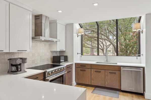 Refrigerador, microondas, horno y parrilla de estufa 