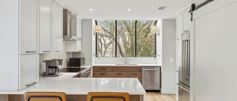 Réfrigérateur, micro-ondes, four, plaque de cuisson