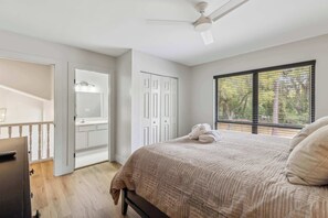 2 bedrooms, desk, iron/ironing board, WiFi