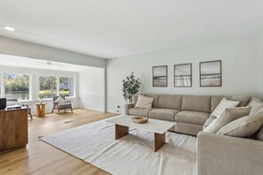 TV, offices - Chic Stay for 6 Near Beach, Shops, & Golf Course! (Hilton Head Island)